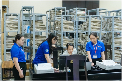 Các chiến sĩ tình nguyện Mùa hè xanh Đội hình Hỗ trợ tư pháp của Học viện Cán bộ TP. Hồ Chí Minh thực hiện nhiệm vụ. Các chiến sĩ tình nguyện Mùa hè xanh Đội hình Hỗ trợ tư pháp của Học viện Cán bộ TP. Hồ Chí Minh thực hiện nhiệm vụ.
