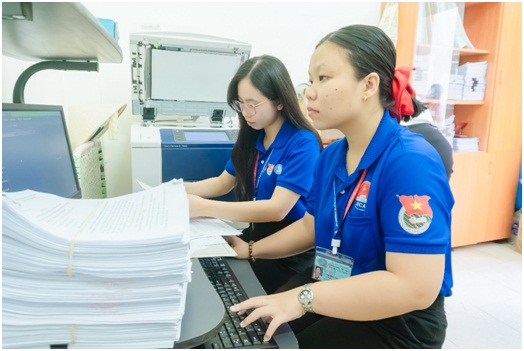 Các chiến sĩ tình nguyện Mùa hè xanh Đội hình Hỗ trợ tư pháp của Học viện Cán bộ TP. Hồ Chí Minh thực hiện nhiệm vụ. Các chiến sĩ tình nguyện Mùa hè xanh Đội hình Hỗ trợ tư pháp của Học viện Cán bộ TP. Hồ Chí Minh thực hiện nhiệm vụ.