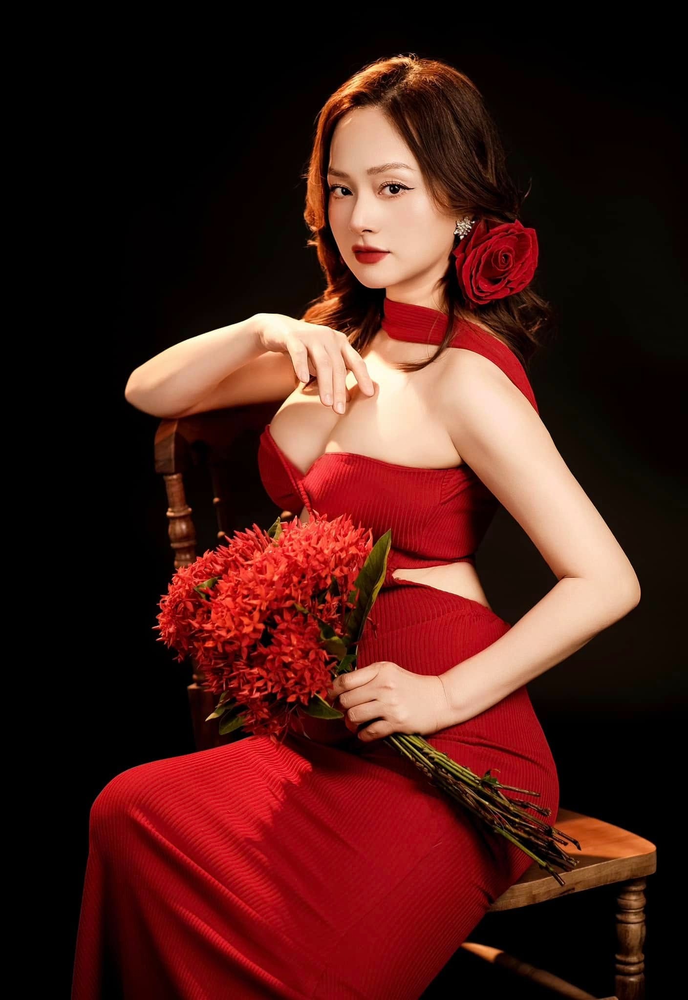 Lan Phương nói gì khi bị mỉa mai cố tình "vạch áo cho người xem lưng"?- Ảnh 1. keo nha cai com truc tiep bong da Phương nói gì khi bị mỉa mai cố tình "vạch áo cho người xem lưng"?- Ảnh 1.