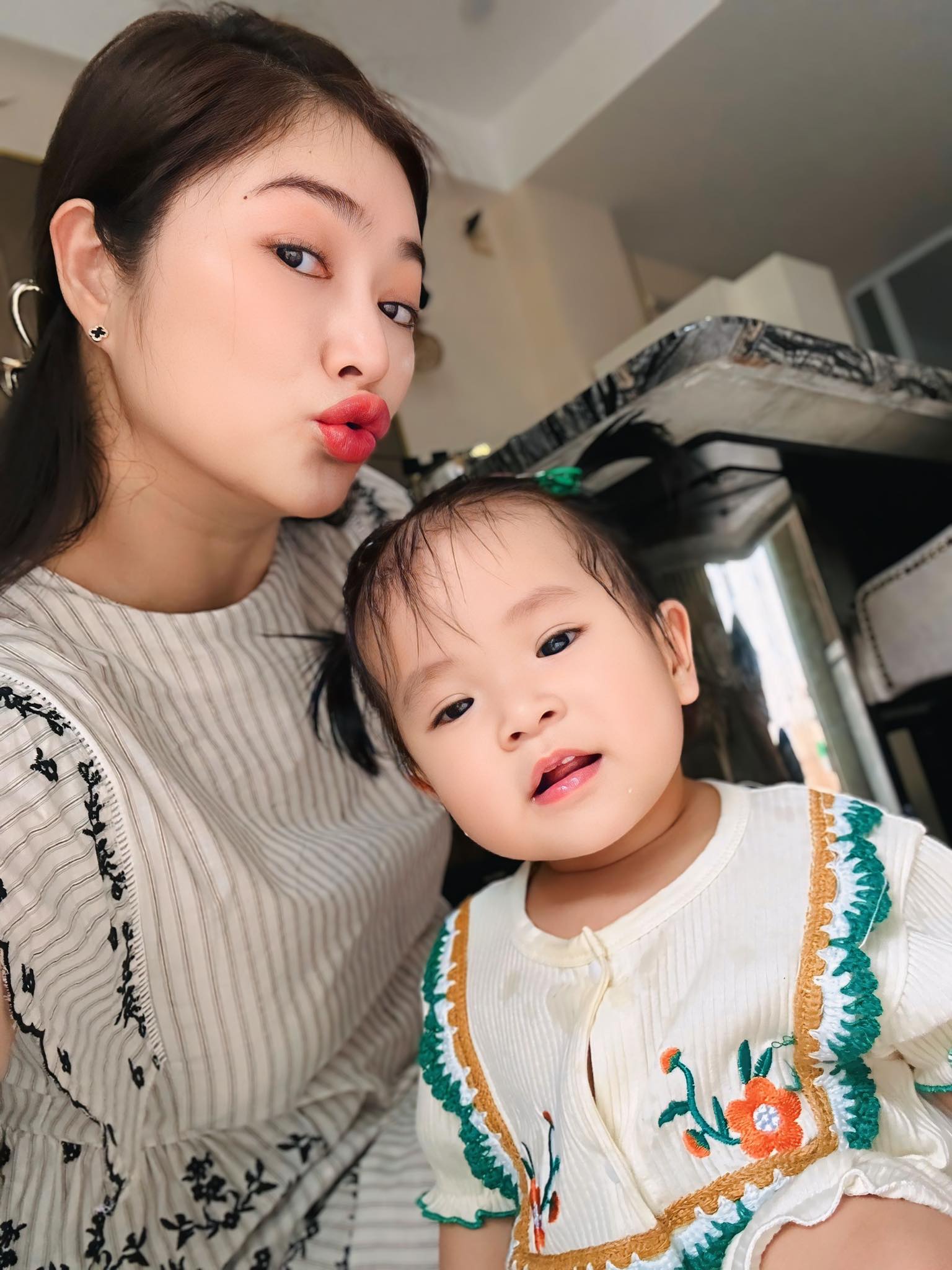 Thanh Trúc hé lộ nguyên tắc nuôi lich bong da truc tiep độc lạ: Không ru lich bong da truc tiep ngủ, mẹ ăn gì lich bong da truc tiep ăn nấy- Ảnh 4.