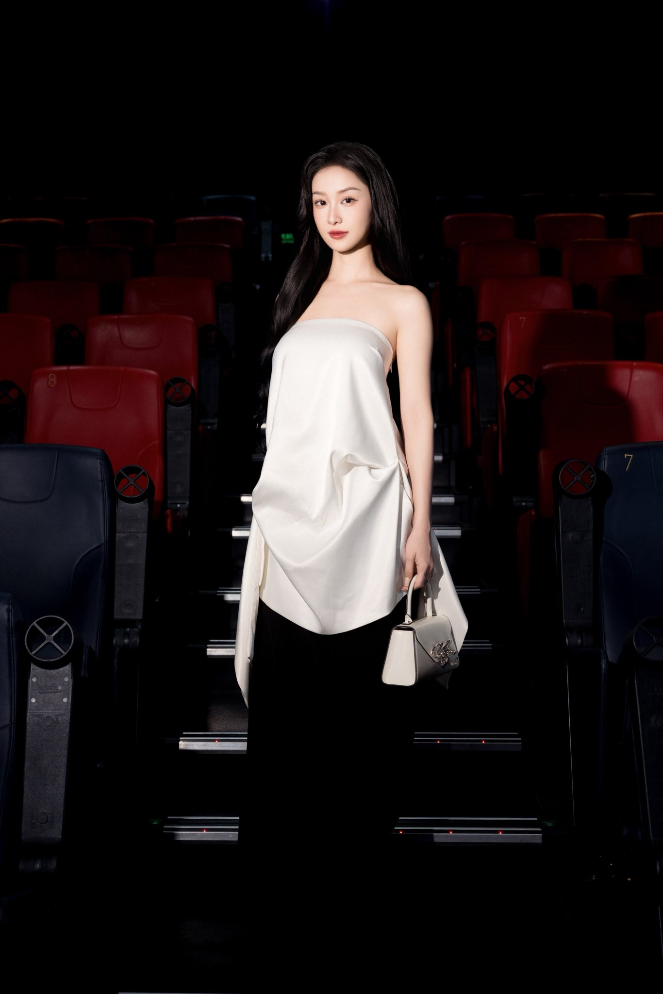 Jun Vũ khoe lưng trần gây sốt, quay lại càng khiến dân tình ngỡ ngàng: Nâng ngực thăng hạng visual, nhiều mỹ nhân sau sinh cũng làm và chưa từng hối hận- Ảnh 1. Jun Vũ khoe lưng trần gây sốt, quay lại càng khiến dân tình ngỡ ngàng: Nâng ngực thăng hạng visual, nhiều mỹ nhân mitom bong da truc tiep cũng làm và chưa từng hối hận- Ảnh 1.