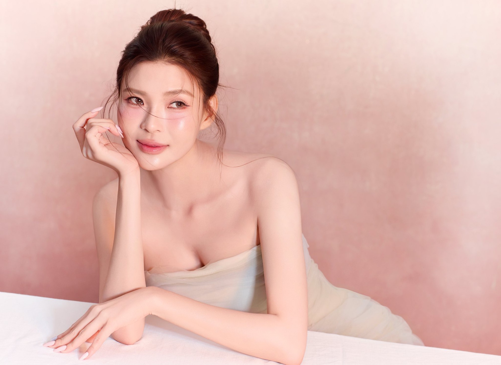 Jun Vũ khoe lưng trần gây sốt, quay lại càng khiến dân tình ngỡ ngàng: Nâng ngực thăng hạng visual, nhiều mỹ nhân sau sinh cũng làm và chưa từng hối hận- Ảnh 7. Jun Vũ khoe lưng trần gây sốt, quay lại càng khiến dân tình ngỡ ngàng: Nâng ngực thăng hạng visual, nhiều mỹ nhân mitom bong da truc tiep cũng làm và chưa từng hối hận- Ảnh 7.