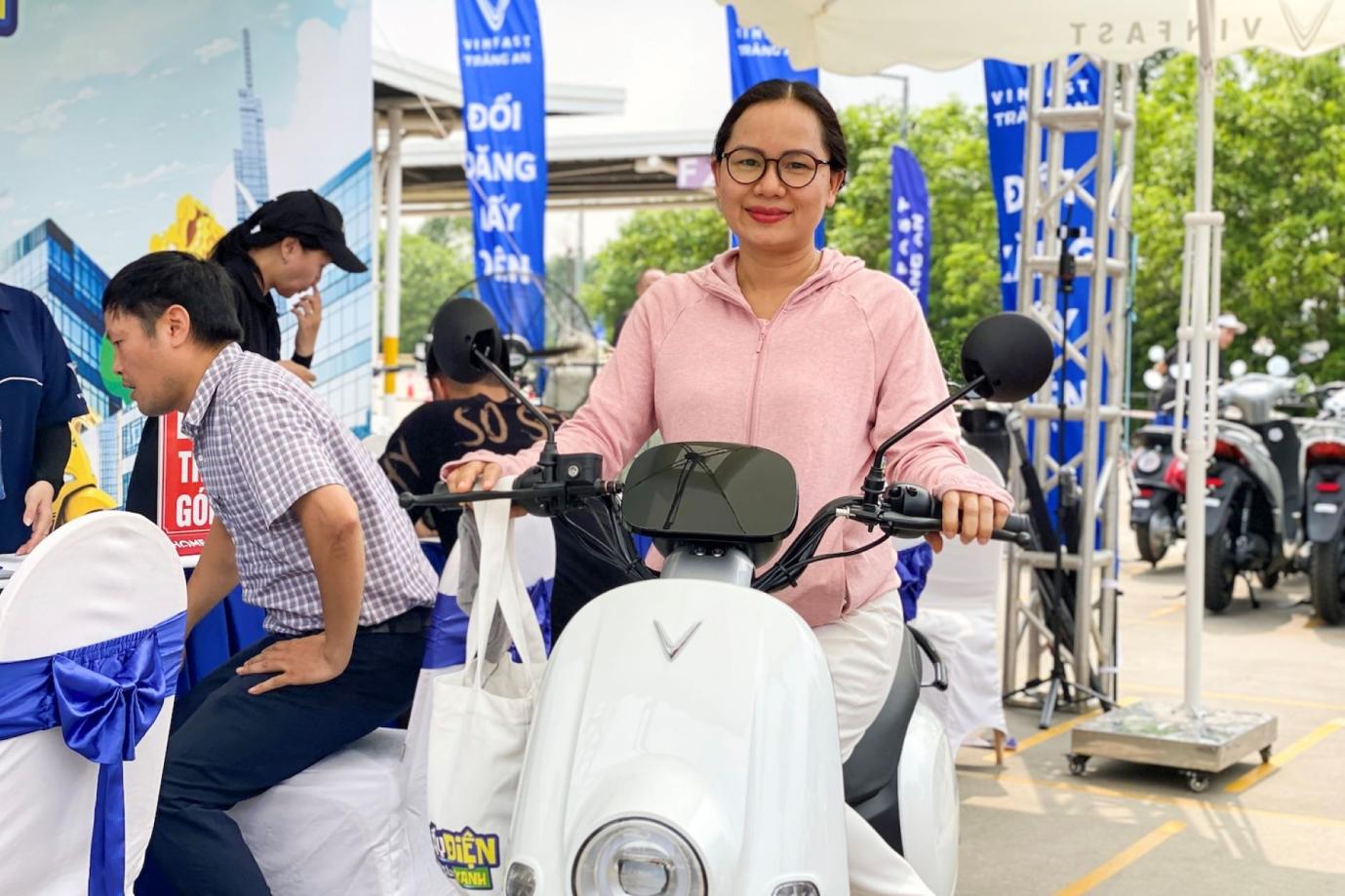 Người dân Thủ đô rủ nhau đi sắm xe máy điện: Khách hàng cũ mua thêm, người mới bị thuyết phục ngay sau khi lái thử- Ảnh 1. Người dân Thủ đô rủ nhau đi sắm xe máy điện: Khách hàng cũ mua thêm, người mới bị thuyết phục ngay sau khi lái thử- Ảnh 1.