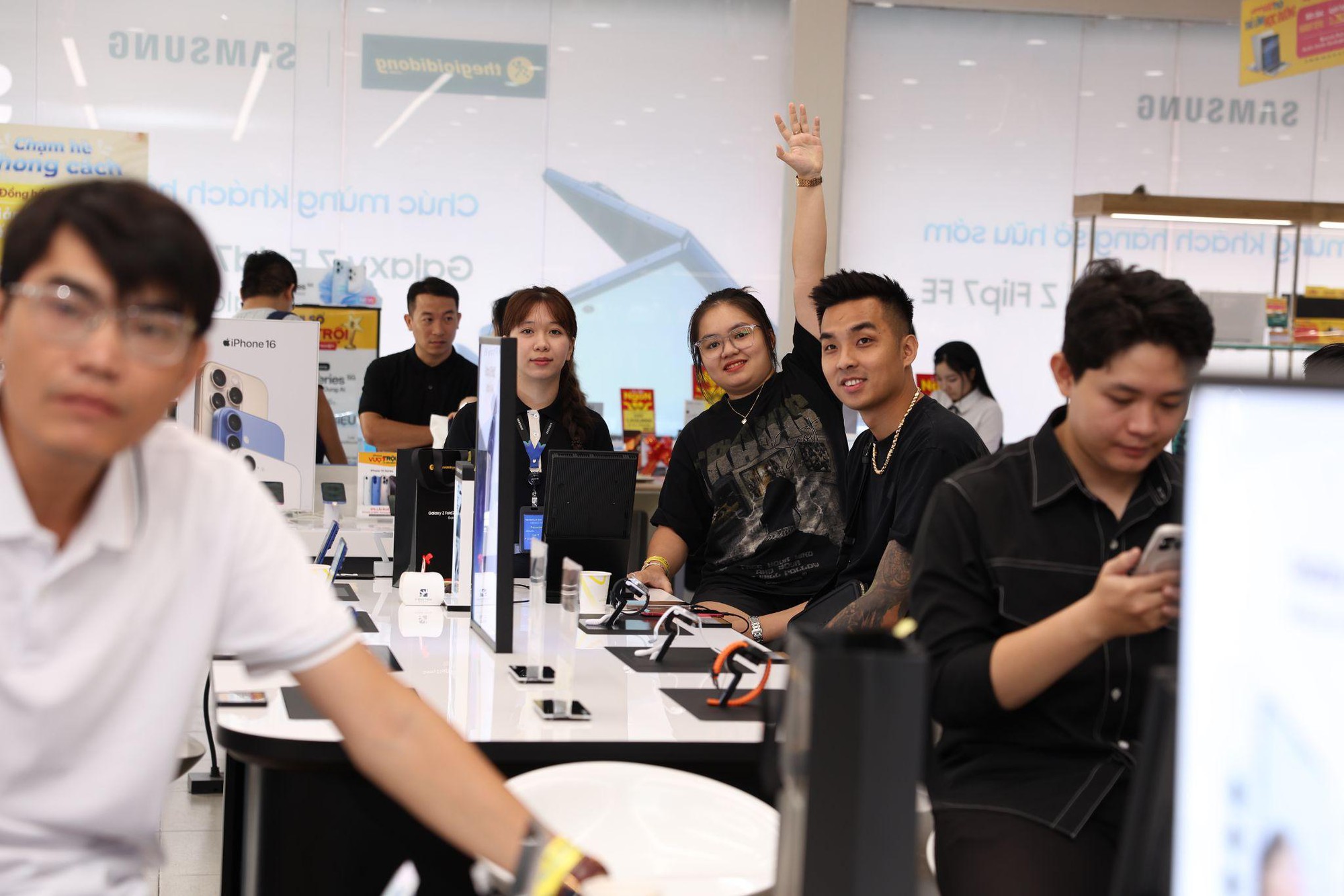 Khách hàng hào hứng khi nhận sớm Galaxy Z 2025 cùng loạt quà giá trị từ Thế Giới Di Động- Ảnh 1. Khách hàng hào hứng khi nhận sớm Galaxy Z 2025 cùng loạt quà giá trị từ Thế Giới Di Động- Ảnh 1.