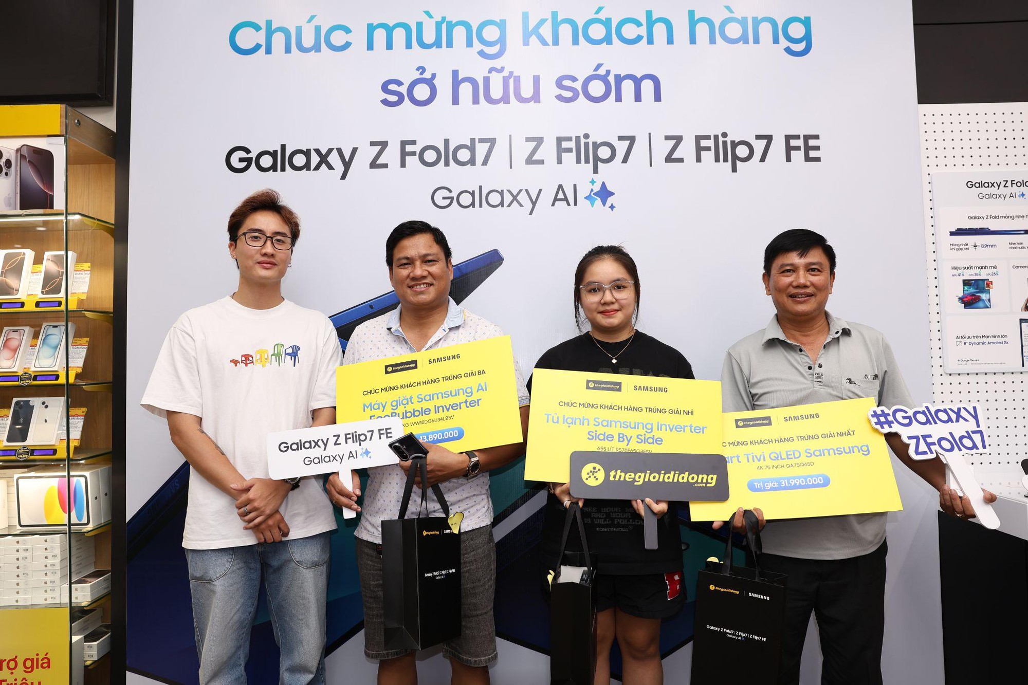 Khách hàng hào hứng khi nhận sớm Galaxy Z 2025 cùng loạt quà giá trị từ Thế Giới Di Động- Ảnh 3. Khách hàng hào hứng khi nhận sớm Galaxy Z 2025 cùng loạt quà giá trị từ Thế Giới Di Động- Ảnh 3.