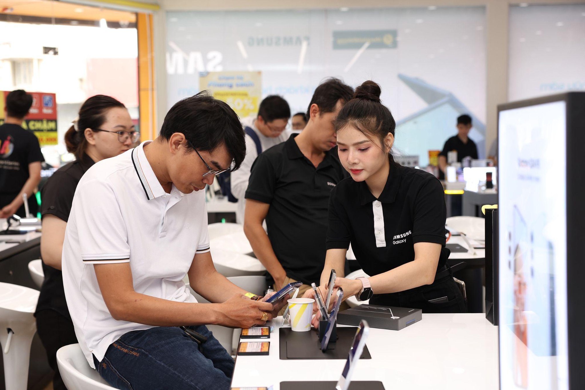 Khách hàng hào hứng khi nhận sớm Galaxy Z 2025 cùng loạt quà giá trị từ Thế Giới Di Động- Ảnh 4. Khách hàng hào hứng khi nhận sớm Galaxy Z 2025 cùng loạt quà giá trị từ Thế Giới Di Động- Ảnh 4.