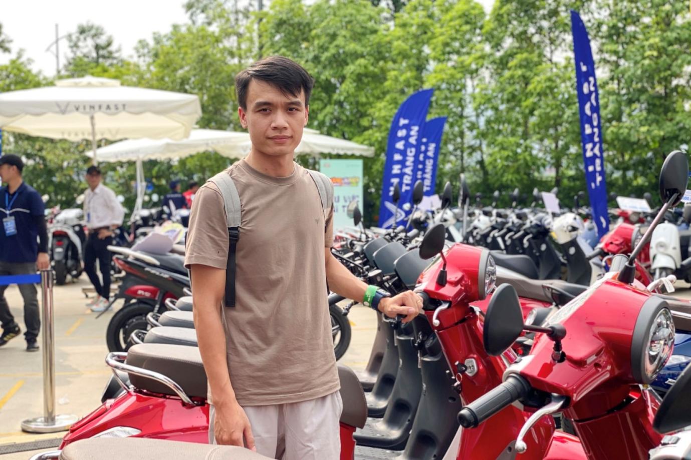 Người dân Thủ đô rủ nhau đi sắm xe máy điện: Khách hàng cũ mua thêm, người mới bị thuyết phục ngay sau khi lái thử- Ảnh 5. Người dân Thủ đô rủ nhau đi sắm xe máy điện: Khách hàng cũ mua thêm, người mới bị thuyết phục ngay sau khi lái thử- Ảnh 5.