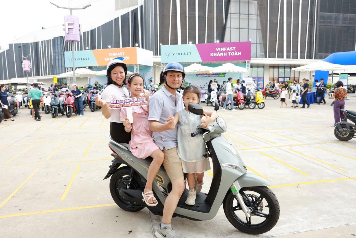 Người dân Thủ đô rủ nhau đi sắm xe máy điện: Khách hàng cũ mua thêm, người mới bị thuyết phục ngay sau khi lái thử- Ảnh 6. Người dân Thủ đô rủ nhau đi sắm xe máy điện: Khách hàng cũ mua thêm, người mới bị thuyết phục ngay sau khi lái thử- Ảnh 6.