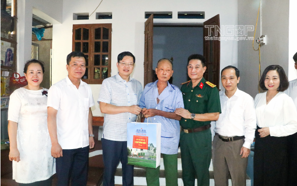 Đoàn tặng quà gia đình ông Phan Công Bình, ở xóm Thâm Trung. Đoàn tặng quà gia đình ông Phan Công Bình, ở xóm Thâm Trung.