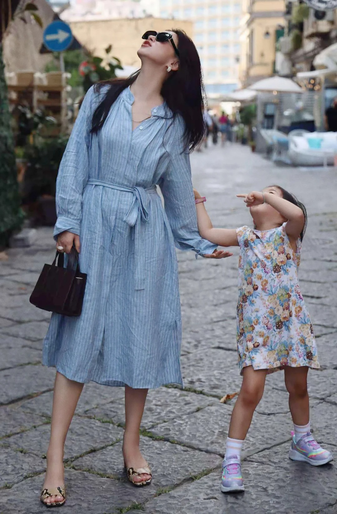 Học Chu Châu diện blazer xanh: Bí quyết thời trang phong thủy giúp phụ nữ trung niên nâng tầm khí chất lại thu hút may mắn cho bản thân- Ảnh 14. Học Chu Châu diện blazer xanh: Bí quyết thời trang phong thủy giúp phụ nữ trung niên nâng tầm khí chất lại thu hút may mắn cho bản thân- Ảnh 14.