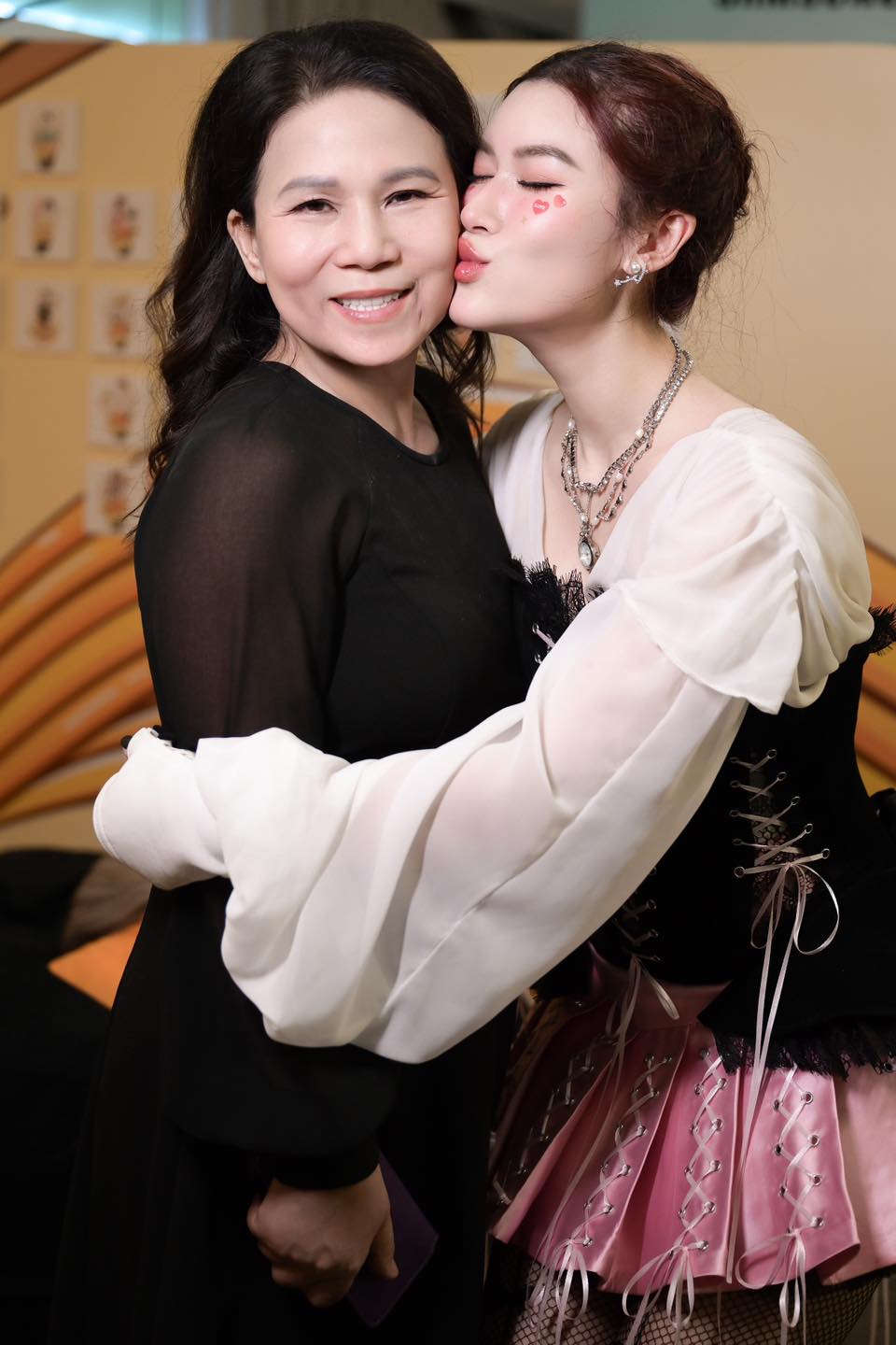 Ngọc Thanh Tâm giàu cỡ nào mà netizen đòi "chi tiền tài trợ Gia đình Haha"?- Ảnh 2. keo nha cai com truc tiep bong da giàu cỡ nào mà netizen đòi "chi tiền tài trợ Gia đình Haha"?- Ảnh 2.