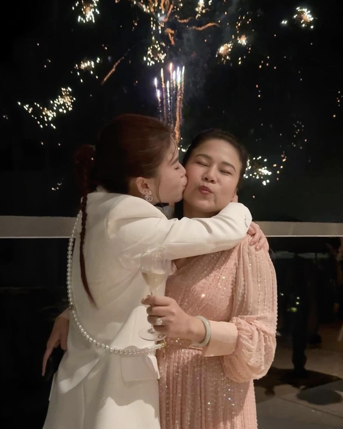Ngọc Thanh Tâm giàu cỡ nào mà netizen đòi "chi tiền tài trợ Gia đình Haha"?- Ảnh 3. keo nha cai com truc tiep bong da giàu cỡ nào mà netizen đòi "chi tiền tài trợ Gia đình Haha"?- Ảnh 3.