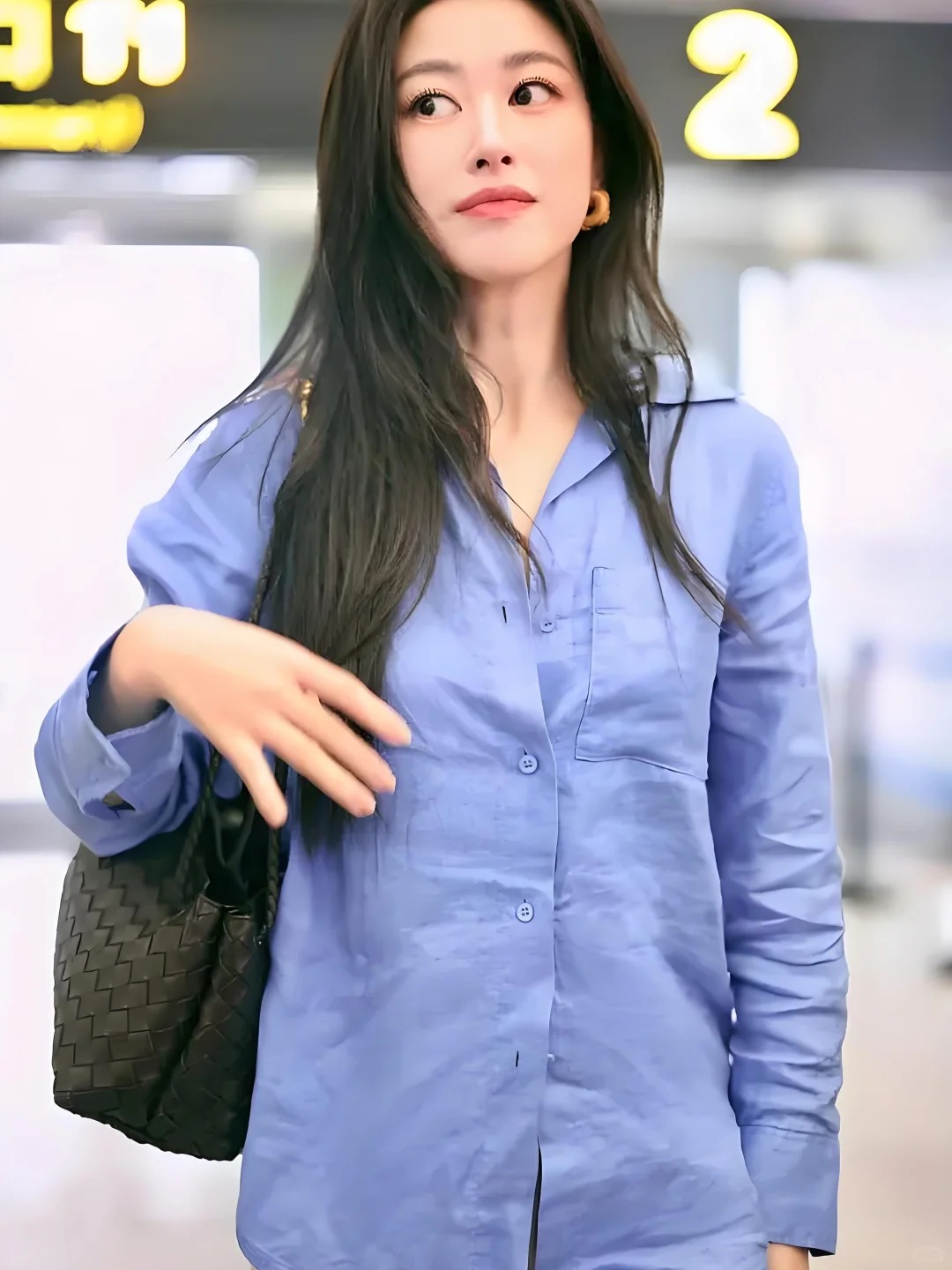 Học Chu Châu diện blazer xanh: Bí quyết thời trang phong thủy giúp phụ nữ trung niên nâng tầm khí chất lại thu hút may mắn cho bản thân- Ảnh 9. Học Chu Châu diện blazer xanh: Bí quyết thời trang phong thủy giúp phụ nữ trung niên nâng tầm khí chất lại thu hút may mắn cho bản thân- Ảnh 9.
