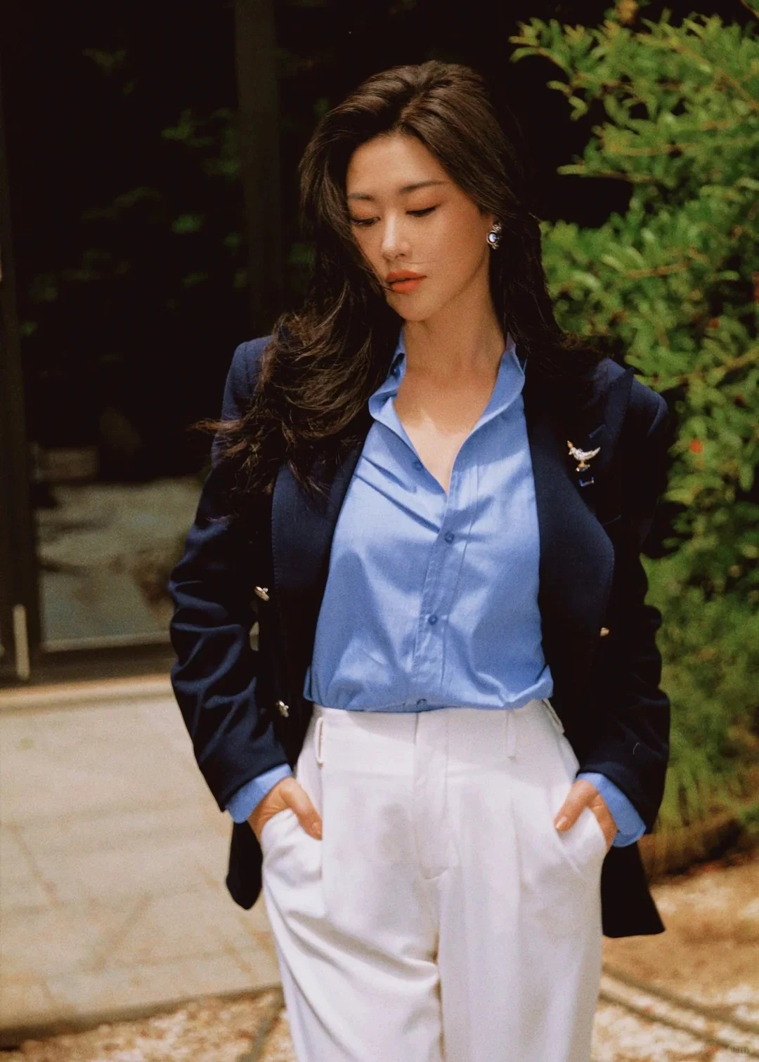 Học Chu Châu diện blazer xanh: Bí quyết thời trang phong thủy giúp phụ nữ trung niên nâng tầm khí chất lại thu hút may mắn cho bản thân- Ảnh 5. Học Chu Châu diện blazer xanh: Bí quyết thời trang phong thủy giúp phụ nữ trung niên nâng tầm khí chất lại thu hút may mắn cho bản thân- Ảnh 5.