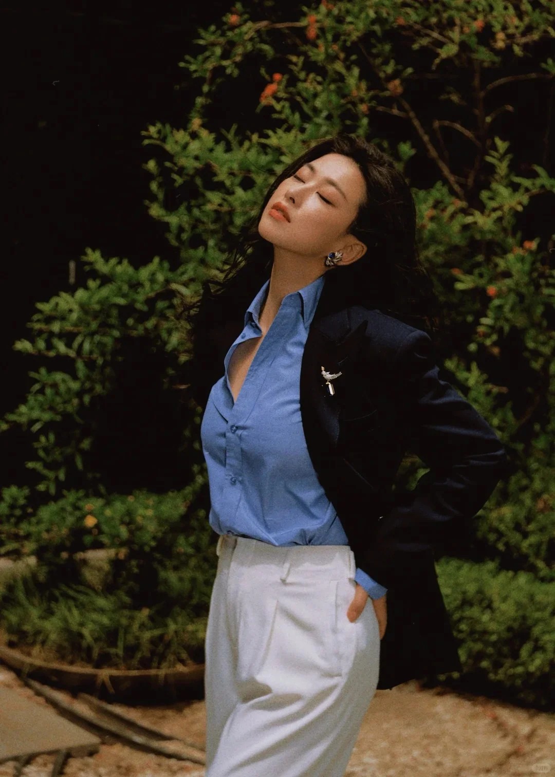 Học Chu Châu diện blazer xanh: Bí quyết thời trang phong thủy giúp phụ nữ trung niên nâng tầm khí chất lại thu hút may mắn cho bản thân- Ảnh 6. Học Chu Châu diện blazer xanh: Bí quyết thời trang phong thủy giúp phụ nữ trung niên nâng tầm khí chất lại thu hút may mắn cho bản thân- Ảnh 6.