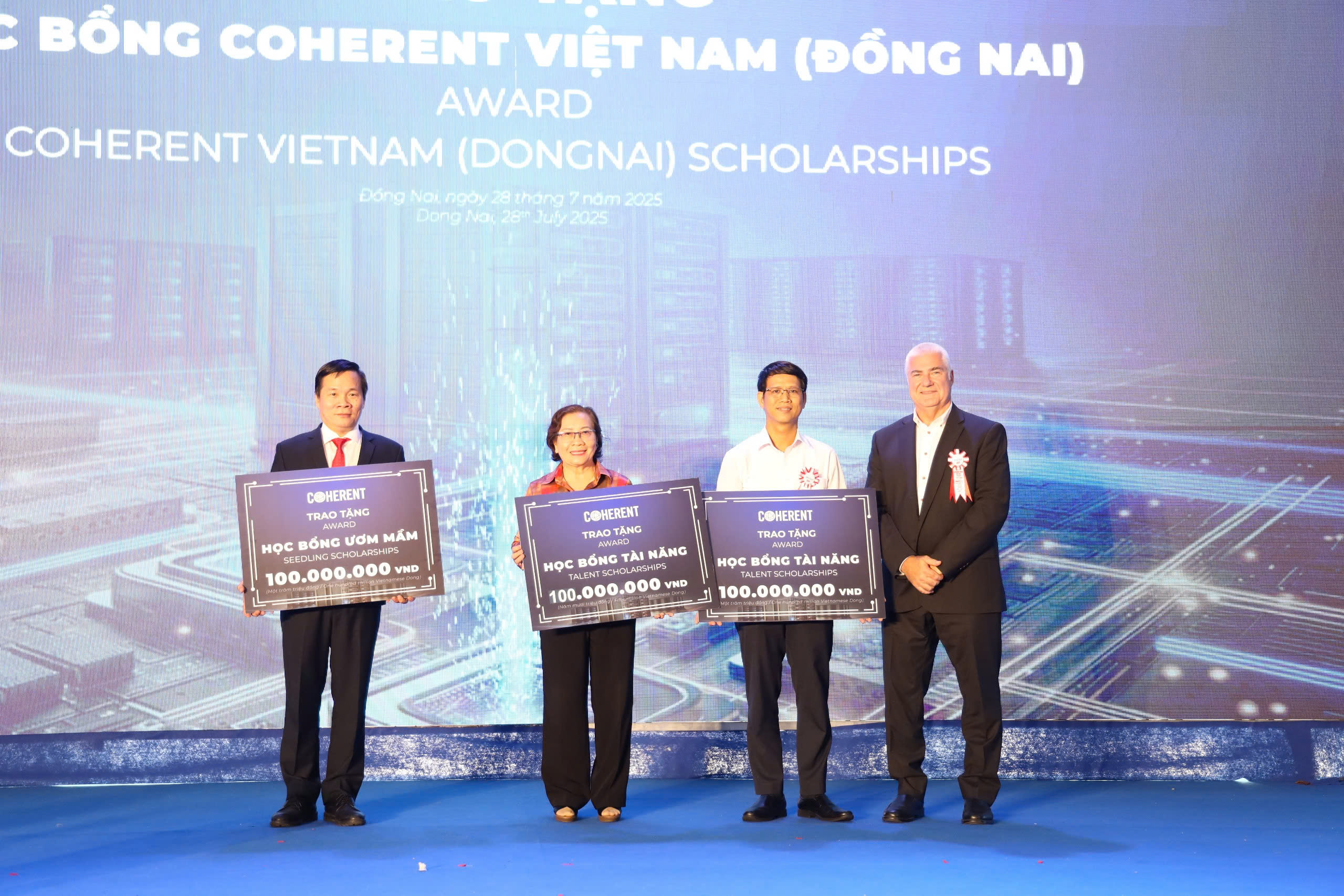 Thúc đẩy nguồn nhân lực và đổi mới sáng tạo ngành bán dẫn: Hợp tác chiến lược giữa Đại học Quốc gia Thành phố Hồ Chí Minh, NIC và COHERENT giai đoạn 2025–2030- Ảnh 3. Thúc đẩy nguồn nhân lực và đổi mới sáng tạo ngành bán dẫn: Hợp tác chiến lược giữa Đại học Quốc gia Thành phố Hồ Chí Minh, NIC và COHERENT giai đoạn 2025–2030- Ảnh 3.