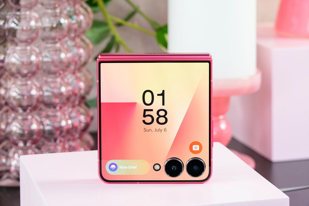 Chuyện chưa kể về sắc Đỏ Coral, tông màu trẻ trung, thời thượng trên Galaxy Z Flip7- Ảnh 2. Chuyện chưa kể về sắc Đỏ mitom bong da truc tiep, tông màu trẻ trung, thời thượng trên Galaxy Z Flip7- Ảnh 2.