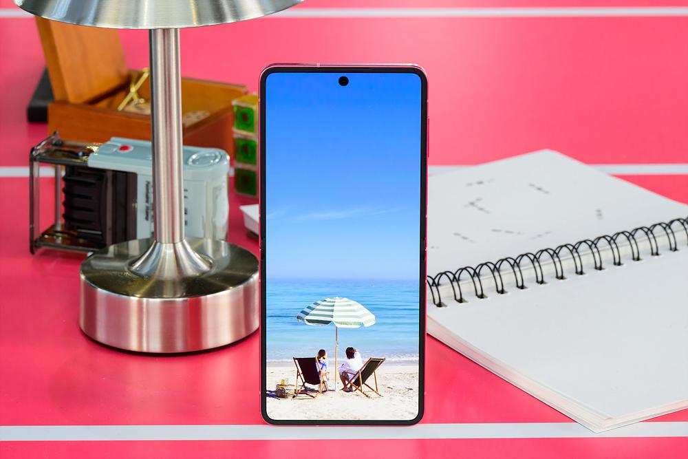 Chuyện chưa kể về sắc Đỏ Coral, tông màu trẻ trung, thời thượng trên Galaxy Z Flip7- Ảnh 3. Chuyện chưa kể về sắc Đỏ mitom bong da truc tiep, tông màu trẻ trung, thời thượng trên Galaxy Z Flip7- Ảnh 3.