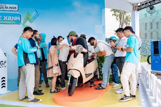 “Ngày hội xanh” đổ bộ Hà Nội: Đổi xe xăng lấy xe điện nhận ưu đãi khủng, tài xế dịch vụ hưởng lợi chưa từng có- Ảnh 7.