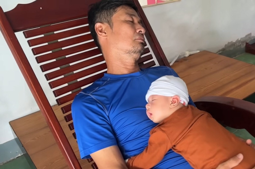 Tiết Cương đặt nguyên tắc không hôn con ngủ, dùng nôi cũi chỉ vài trăm ngàn- Ảnh 5. Tiết Cương đặt nguyên tắc không hôn con ngủ, dùng nôi cũi chỉ vài trăm ngàn- Ảnh 5.