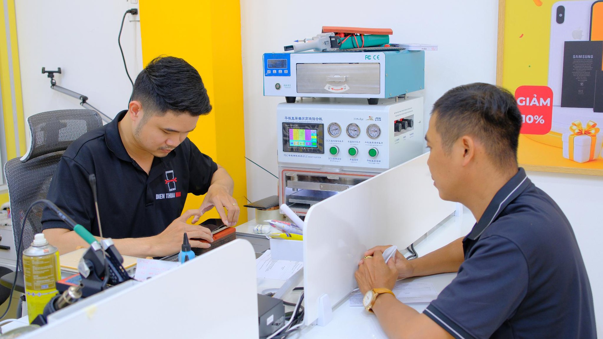Thay pin điện thoại chính hãng, giá rẻ tại Điện Thoại Nhanh- Ảnh 1. Thay pin điện thoại chính hãng, giá rẻ tại Điện Thoại truc tiep bong da hom nay- Ảnh 1.