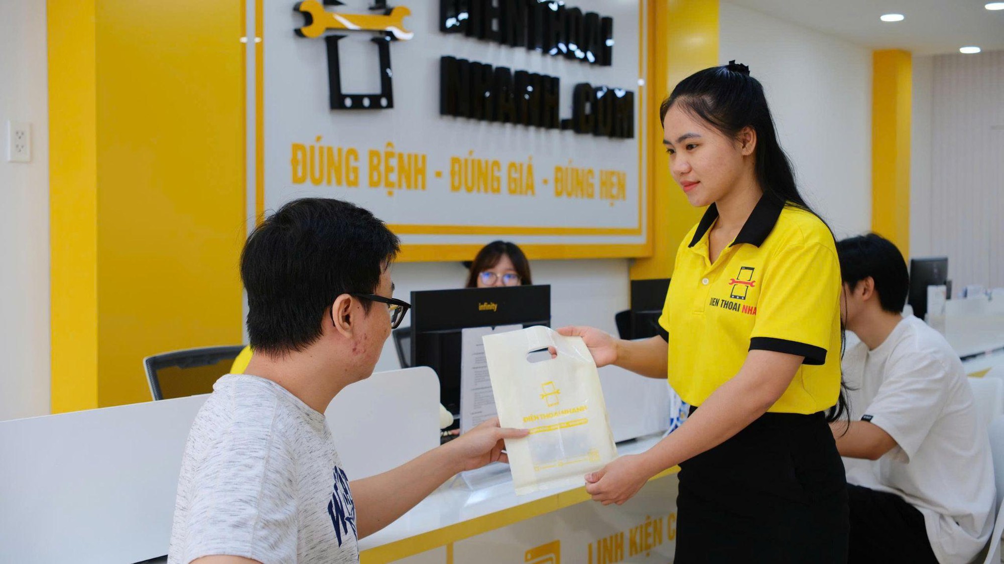 Thay pin điện thoại chính hãng, giá rẻ tại Điện Thoại Nhanh- Ảnh 2. Thay pin điện thoại chính hãng, giá rẻ tại Điện Thoại truc tiep bong da hom nay- Ảnh 2.