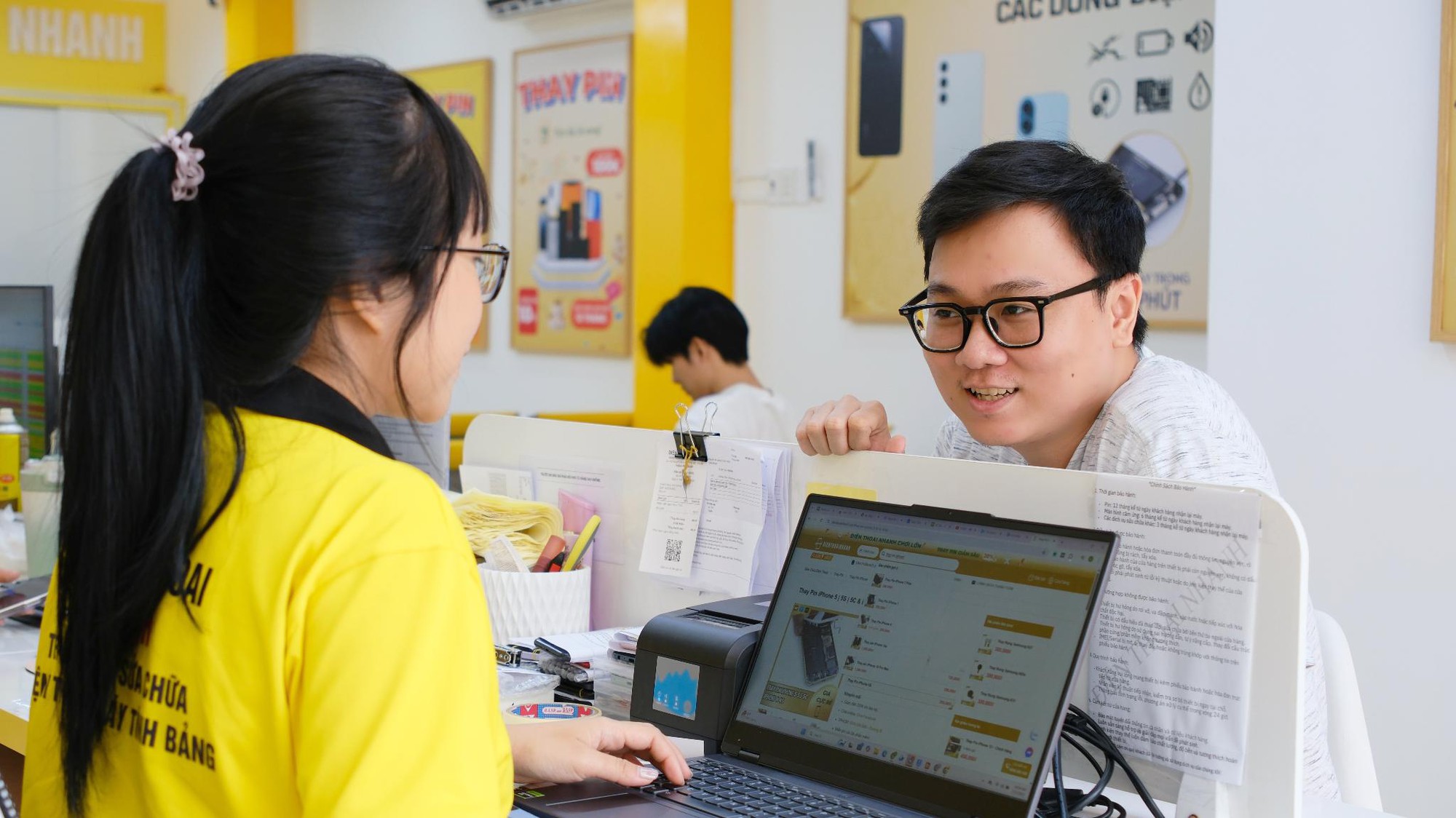 Thay pin điện thoại chính hãng, giá rẻ tại Điện Thoại Nhanh- Ảnh 3. Thay pin điện thoại chính hãng, giá rẻ tại Điện Thoại truc tiep bong da hom nay- Ảnh 3.