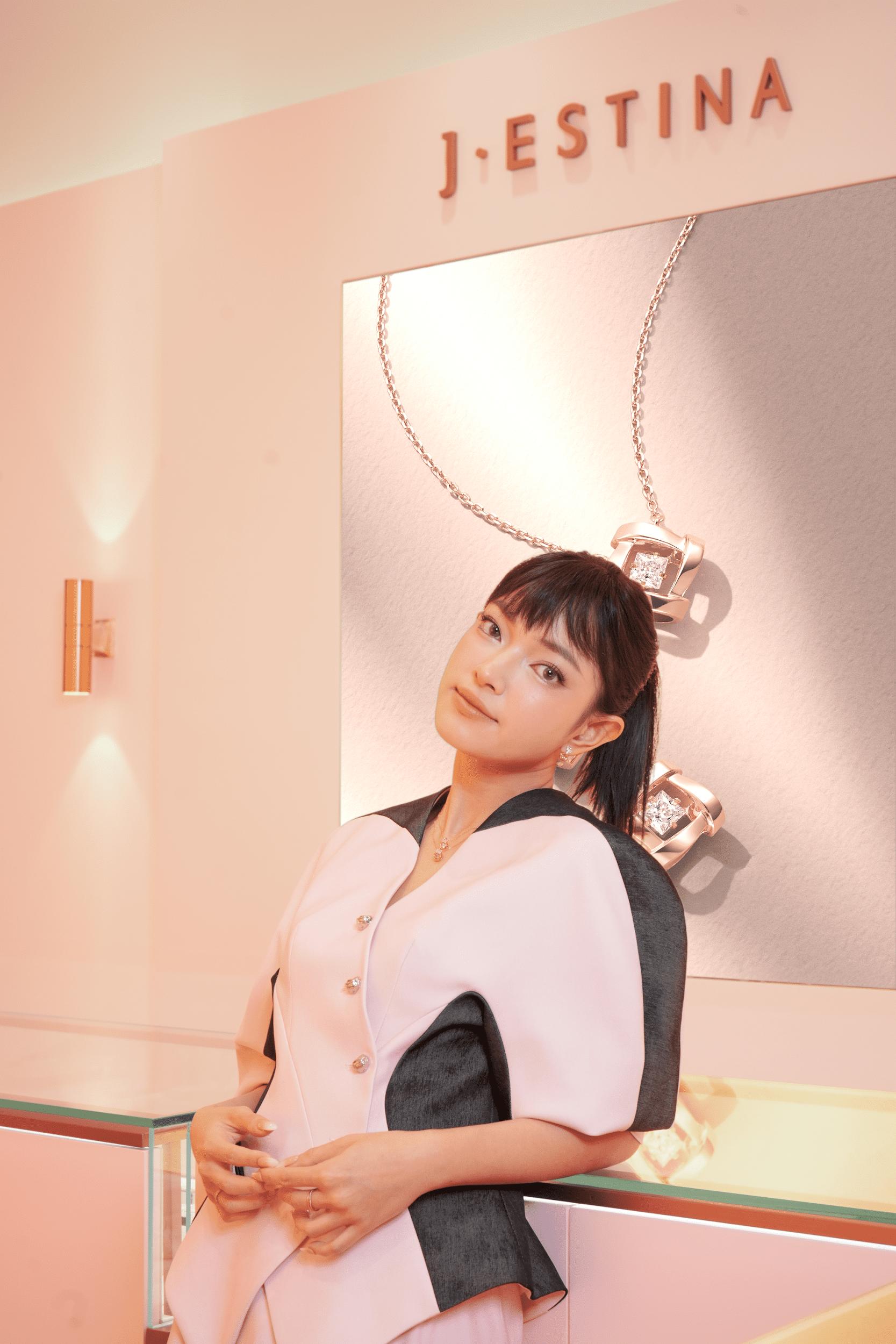 Châu Bùi chính thức trở thành nàng thơ của J.ESTINA trong màn khai trương cửa hàng đầu tiên tại Hà Nội- Ảnh 4. Châu Bùi chính thức trở thành nàng thơ của J.link bong da truc tiep màn khai trương cửa hàng đầu tiên tại Hà Nội- Ảnh 4.