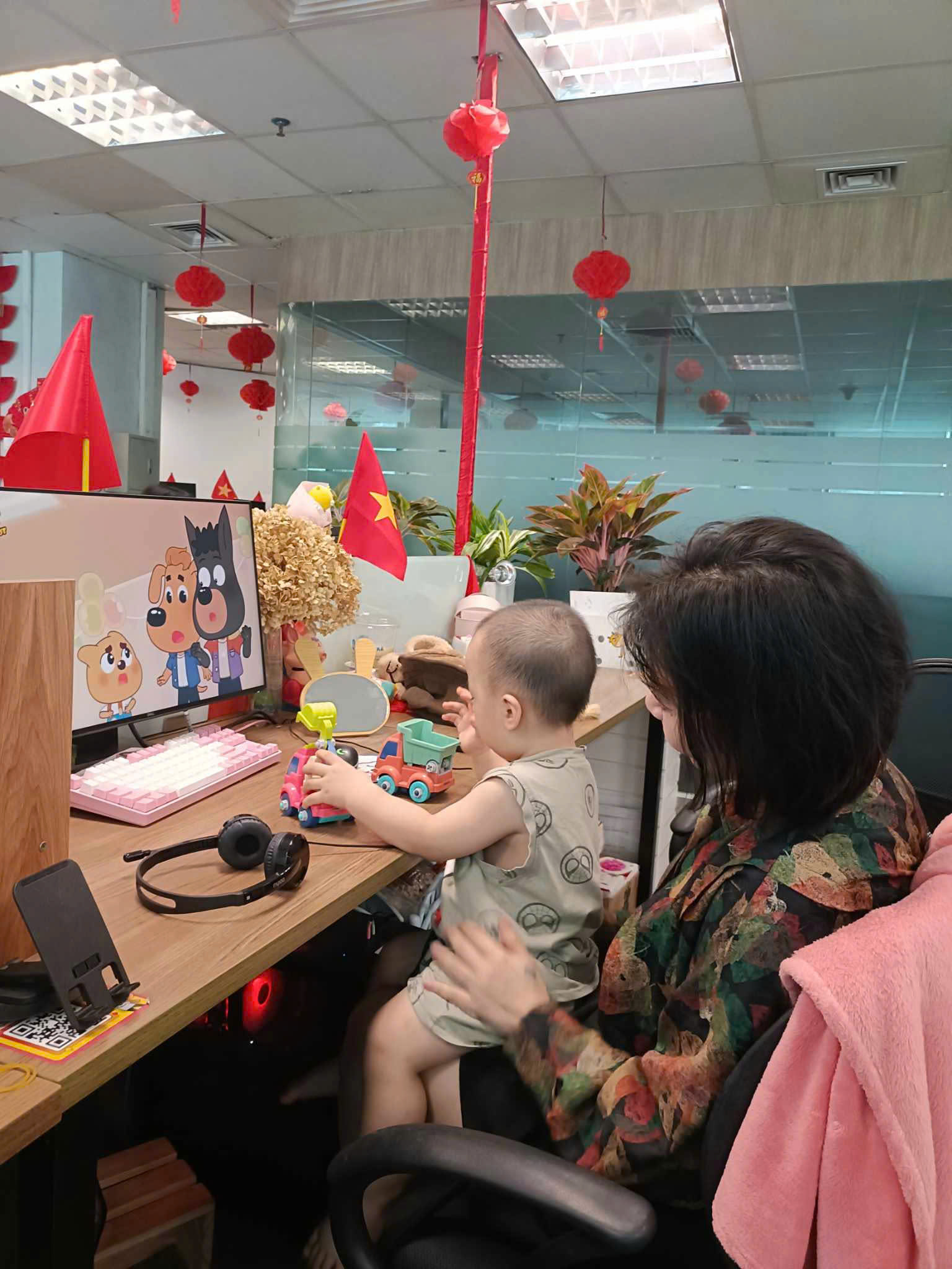 Mẹ bỉm Hà Nội bế con đi làm: Vừa chạy deadline vừa... thay tã cho con, may sao được đồng nghiệp thông cảm và hỗ trợ- Ảnh 4. Mẹ bỉm Hà Nội bế con đi làm: Vừa chạy deadline vừa... thay tã cho con, may sao được đồng nghiệp thông cảm và hỗ trợ- Ảnh 4.