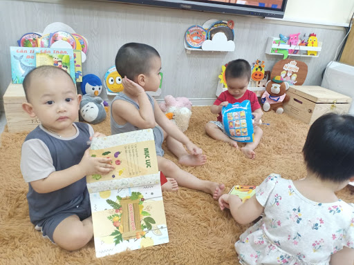 Đang ngủ trưa, bé gái chợt bật dậy bước đi trong vô thức nhưng điều khiến các mẹ không rời được mắt là hành động của cô giáo- Ảnh 3. Đang ngủ trưa, bé gái chợt bật dậy bước đi trong vô thức nhưng điều khiến các mẹ không rời được mắt là hành động của cô giáo- Ảnh 3.