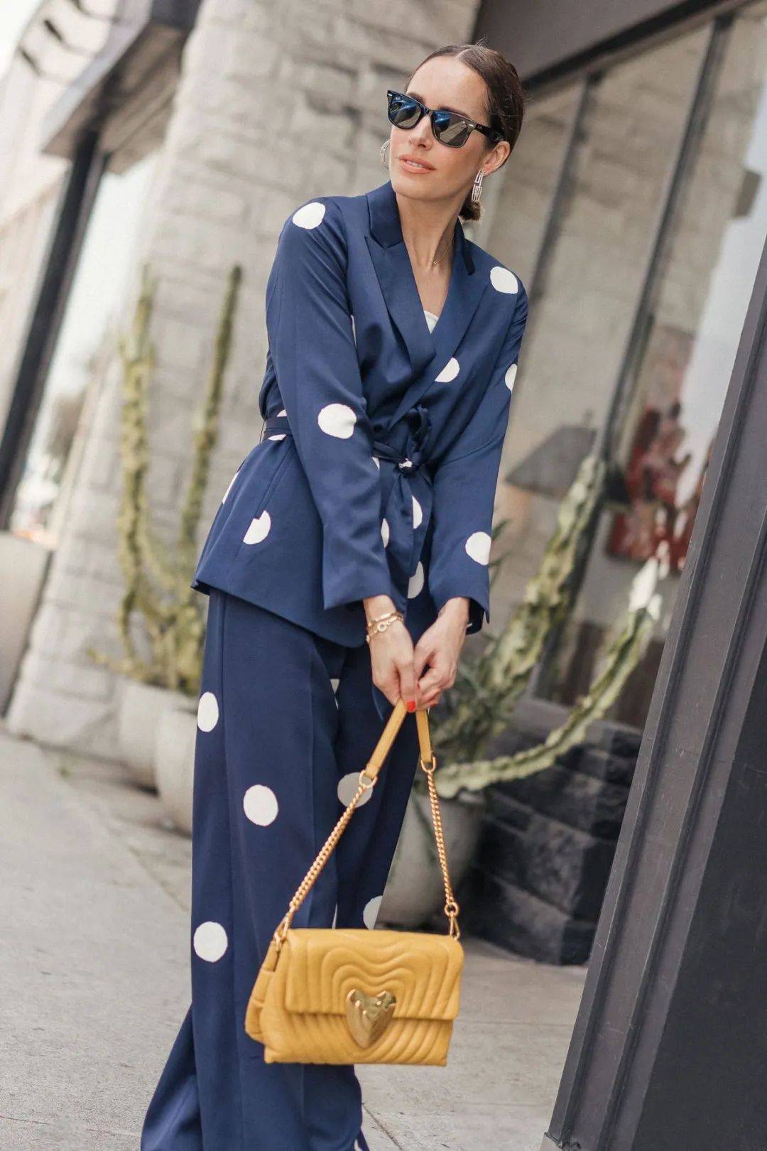 Hè này, họa tiết chấm bi "bùng nổ" trở lại: Cách mặc vừa retro vừa trendy khiến ai cũng ngoái nhìn- Ảnh 21. Hè này, họa tiết chấm bi "bùng nổ" trở lại: Cách mặc vừa retro vừa trendy khiến ai cũng ngoái nhìn- Ảnh 21.
