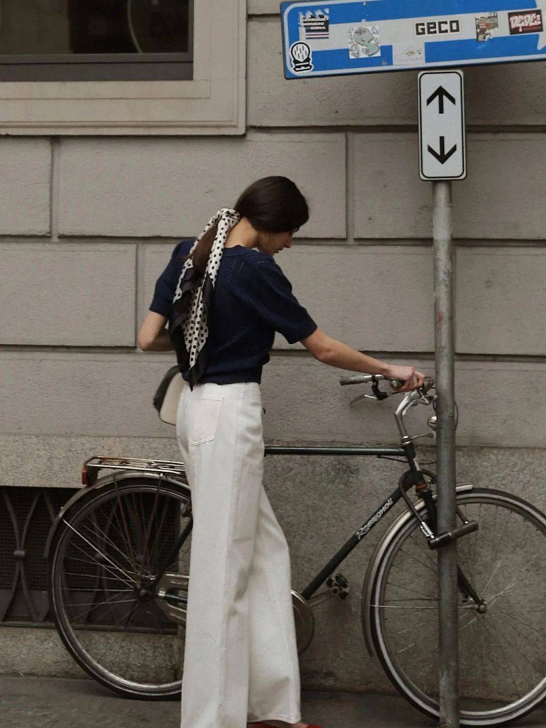 Hè này, họa tiết chấm bi "bùng nổ" trở lại: Cách mặc vừa retro vừa trendy khiến ai cũng ngoái nhìn- Ảnh 41. Hè này, họa tiết chấm bi "bùng nổ" trở lại: Cách mặc vừa retro vừa trendy khiến ai cũng ngoái nhìn- Ảnh 41.