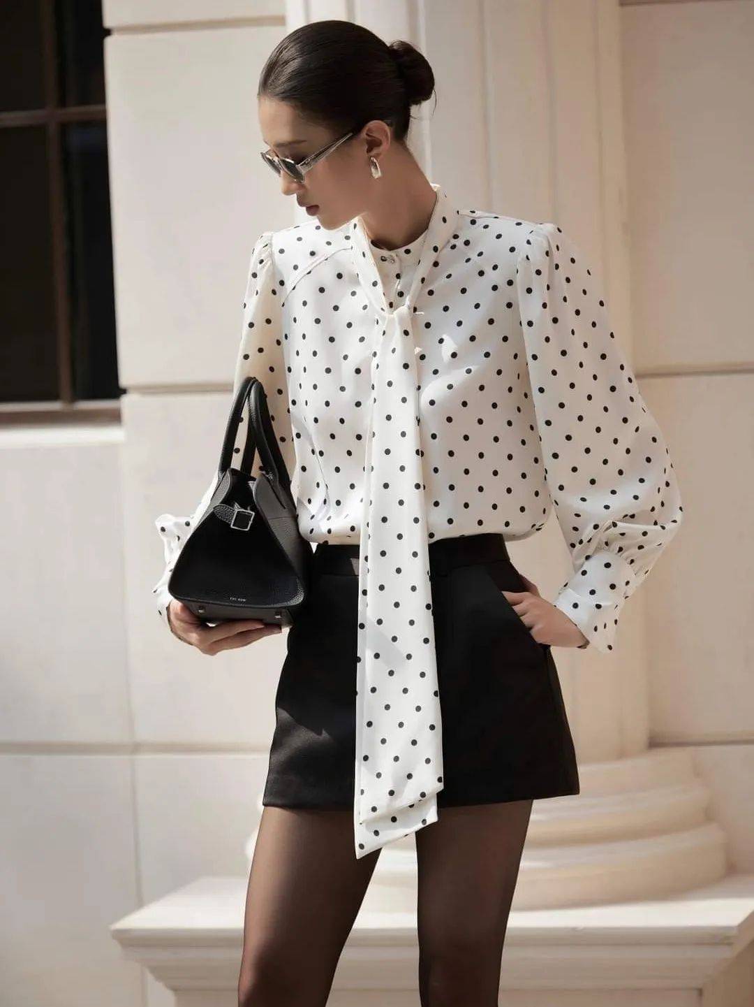 Hè này, họa tiết chấm bi "bùng nổ" trở lại: Cách mặc vừa retro vừa trendy khiến ai cũng ngoái nhìn- Ảnh 39. Hè này, họa tiết chấm bi "bùng nổ" trở lại: Cách mặc vừa retro vừa trendy khiến ai cũng ngoái nhìn- Ảnh 39.