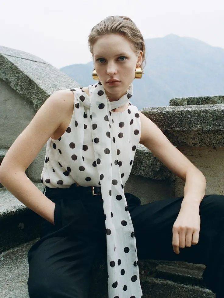 Hè này, họa tiết chấm bi "bùng nổ" trở lại: Cách mặc vừa retro vừa trendy khiến ai cũng ngoái nhìn- Ảnh 35. Hè này, họa tiết chấm bi "bùng nổ" trở lại: Cách mặc vừa retro vừa trendy khiến ai cũng ngoái nhìn- Ảnh 35.