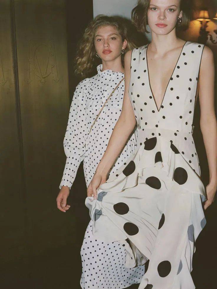 Hè này, họa tiết chấm bi "bùng nổ" trở lại: Cách mặc vừa retro vừa trendy khiến ai cũng ngoái nhìn- Ảnh 15. Hè này, họa tiết chấm bi "bùng nổ" trở lại: Cách mặc vừa retro vừa trendy khiến ai cũng ngoái nhìn- Ảnh 15.