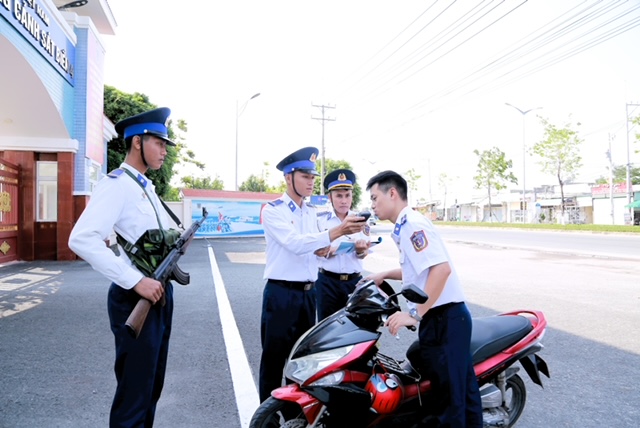 Đoàn viên, hội viên Bộ Tư lệnh vùng Cảnh sát biển 4
xung kích trong xây dựng chính quy, chấp hành kỷ luật và bảo đảm an toàn
- Ảnh 4. Đoàn viên, hội viên Bộ Tư lệnh vùng Cảnh sát biển 4
xung kích trong xây dựng chính quy, chấp hành kỷ luật và bảo đảm an toàn
- Ảnh 4.