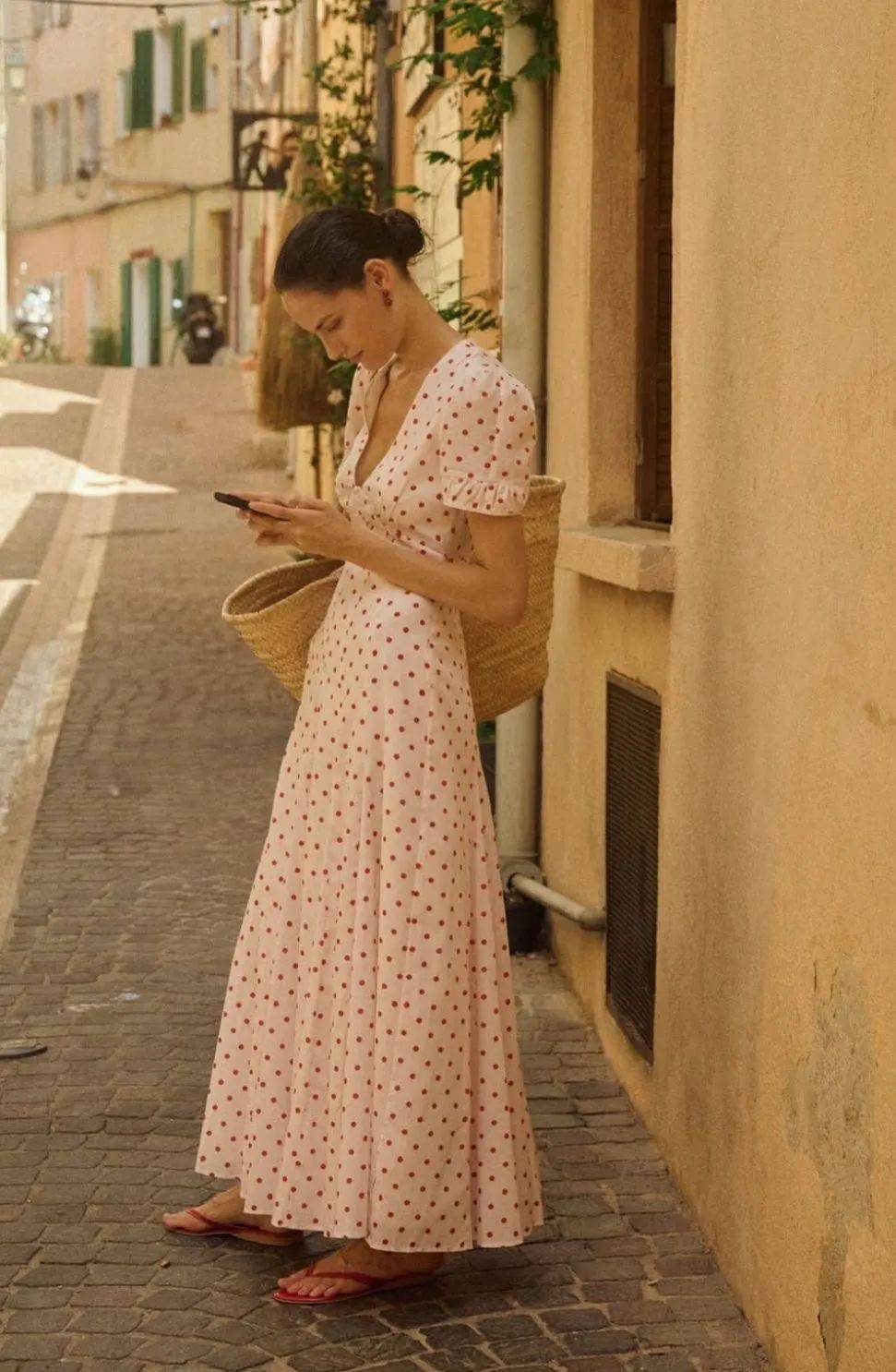 Hè này, họa tiết chấm bi "bùng nổ" trở lại: Cách mặc vừa retro vừa trendy khiến ai cũng ngoái nhìn- Ảnh 33. Hè này, họa tiết chấm bi "bùng nổ" trở lại: Cách mặc vừa retro vừa trendy khiến ai cũng ngoái nhìn- Ảnh 33.