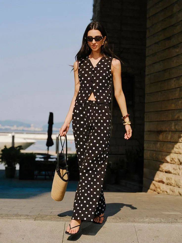 Hè này, họa tiết chấm bi "bùng nổ" trở lại: Cách mặc vừa retro vừa trendy khiến ai cũng ngoái nhìn- Ảnh 20. Hè này, họa tiết chấm bi "bùng nổ" trở lại: Cách mặc vừa retro vừa trendy khiến ai cũng ngoái nhìn- Ảnh 20.