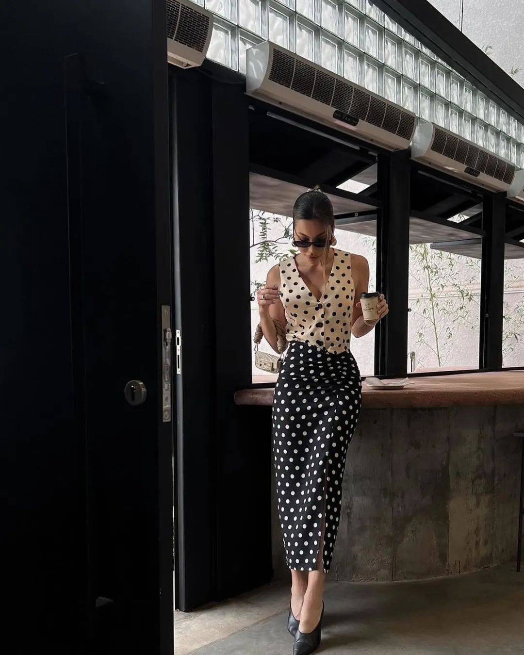 Hè này, họa tiết chấm bi "bùng nổ" trở lại: Cách mặc vừa retro vừa trendy khiến ai cũng ngoái nhìn- Ảnh 22. Hè này, họa tiết chấm bi "bùng nổ" trở lại: Cách mặc vừa retro vừa trendy khiến ai cũng ngoái nhìn- Ảnh 22.