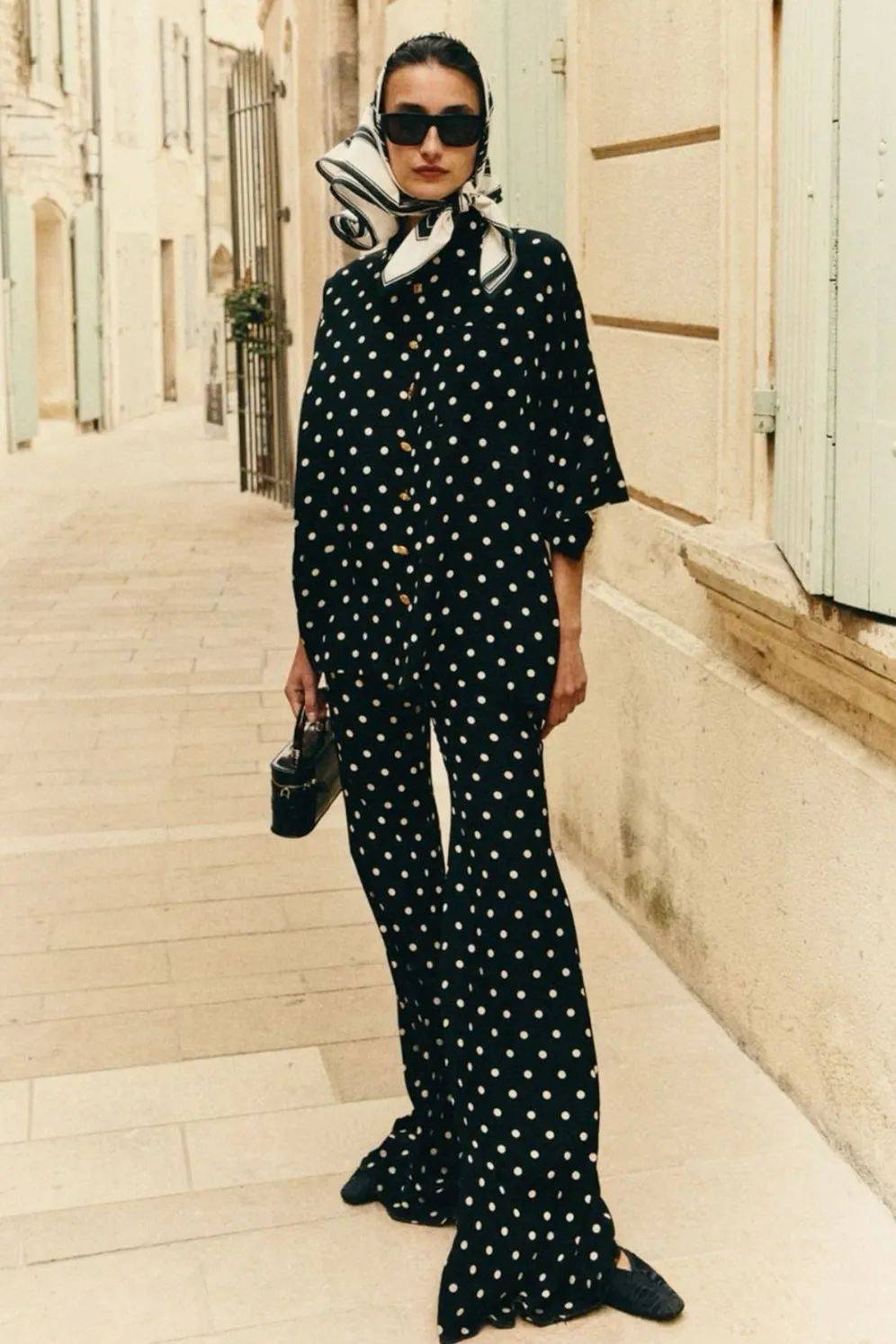Hè này, họa tiết chấm bi "bùng nổ" trở lại: Cách mặc vừa retro vừa trendy khiến ai cũng ngoái nhìn- Ảnh 18. Hè này, họa tiết chấm bi "bùng nổ" trở lại: Cách mặc vừa retro vừa trendy khiến ai cũng ngoái nhìn- Ảnh 18.