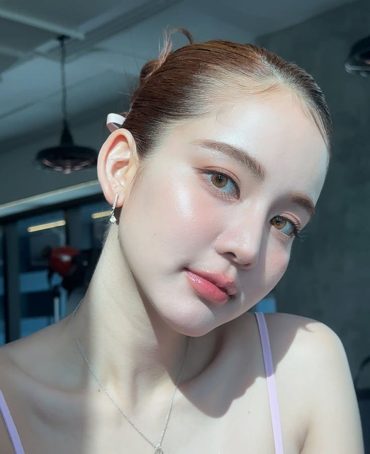 Cái giá của nhan sắc: Phẫu thuật hay chăm sóc tự nhiên?- Ảnh 1. Cái giá của nhan sắc: Phẫu thuật hay chăm sóc tự nhiên?- Ảnh 1.