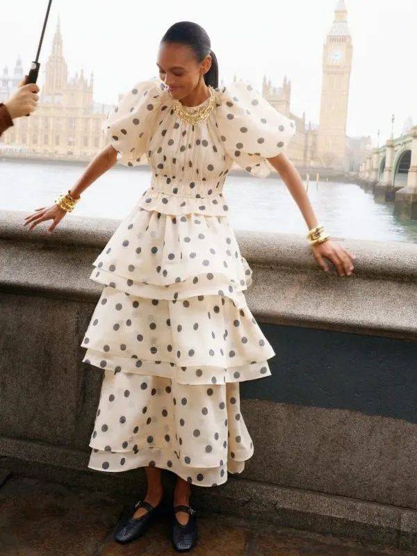 Hè này, họa tiết chấm bi "bùng nổ" trở lại: Cách mặc vừa retro vừa trendy khiến ai cũng ngoái nhìn- Ảnh 24. Hè này, họa tiết chấm bi "bùng nổ" trở lại: Cách mặc vừa retro vừa trendy khiến ai cũng ngoái nhìn- Ảnh 24.