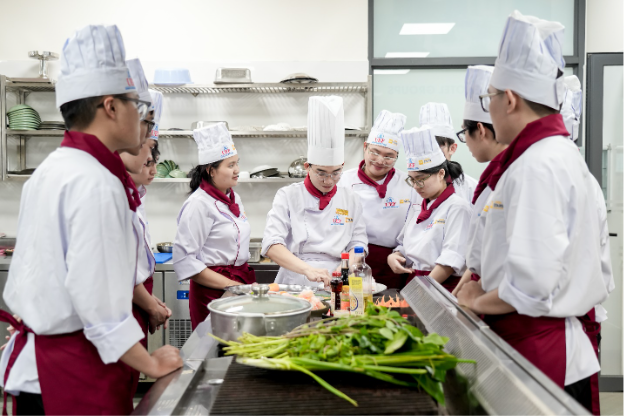 UEF giữ học phí ổn định toàn khóa, nhiều thí sinh đăng ký xét học bạ vào trường năm 2025- Ảnh 4. UEF giữ học phí ổn định toàn khóa, nhiều thí sinh đăng ký xét học bạ vào trường năm 2025- Ảnh 4.