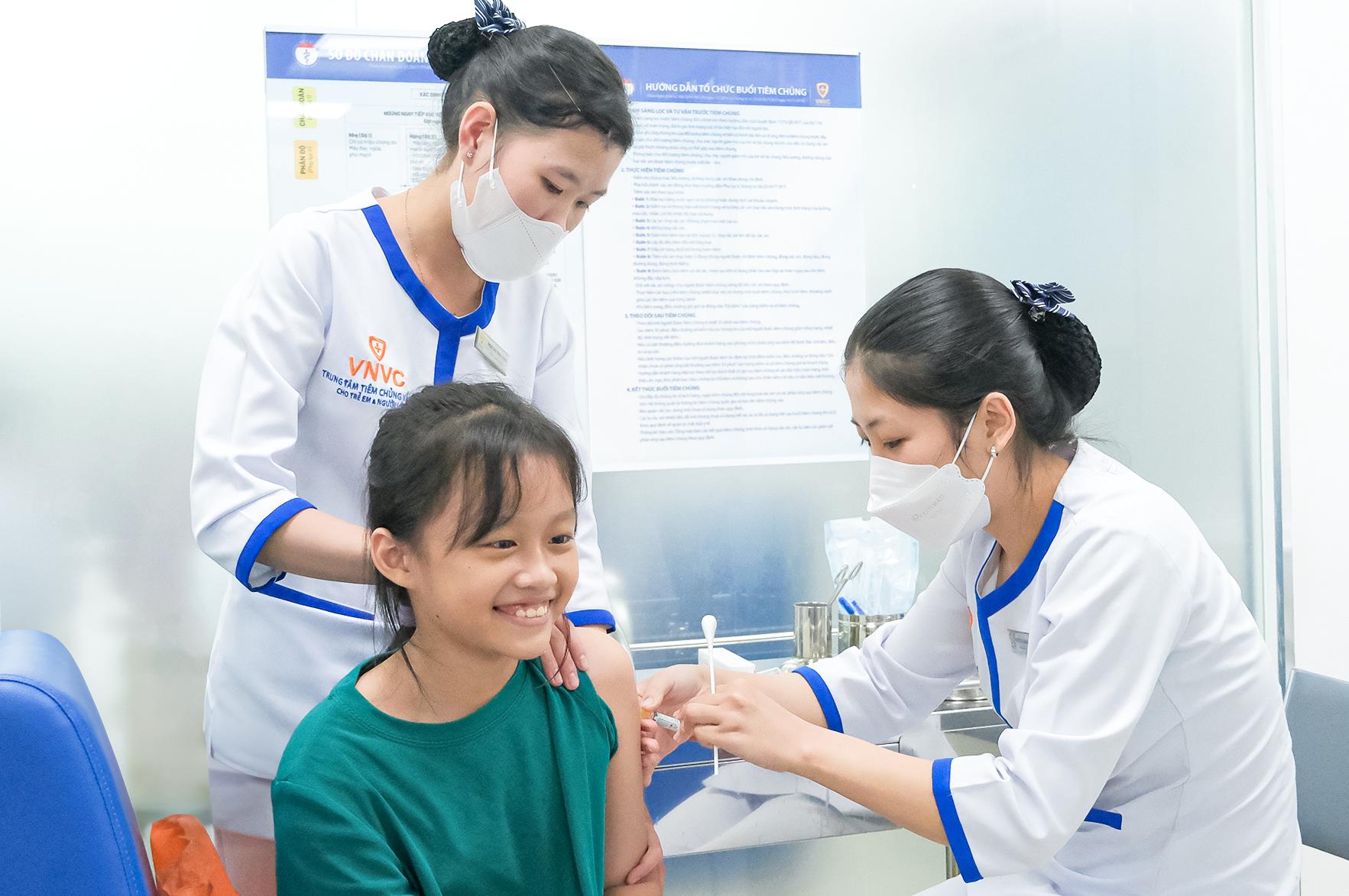 Vẫn dễ mắc não mô cầu nếu chủ quan chỉ tiêm 1 loại vắc-xin phòng bệnh- Ảnh 5. Vẫn dễ mắc não mô cầu nếu chủ quan chỉ tiêm 1 loại vắc-xin phòng bệnh- Ảnh 5.