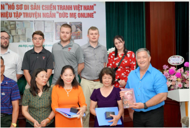 Ông Stephen Maxner Giám đốc Trung tâm Việt Nam và Lưu trữ, Đại học Công nghệ Texas, Hoa Kỳ trao tặng kỷ vật cho gia đình liệt sĩ, năm 2023. Nguồn: Trung tâm Việt Nam và Lưu trữ tại Đại học Công nghệ Texas. Ông Stephen Maxner Giám đốc Trung tâm Việt Nam và Lưu trữ, Đại học Công nghệ Texas, Hoa Kỳ trao tặng kỷ vật cho gia đình liệt sĩ, năm 2023. Nguồn: Trung tâm Việt Nam và Lưu trữ tại Đại học Công nghệ Texas.