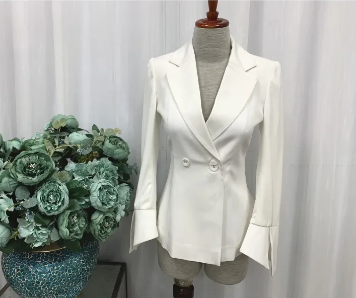 Vương phi Kate - Jisoo diện cùng 1 chiếc áo nhưng style khác biệt hoàn toàn- Ảnh 7. Vương phi Kate - Jisoo diện cùng 1 chiếc áo nhưng style khác biệt hoàn toàn- Ảnh 7.