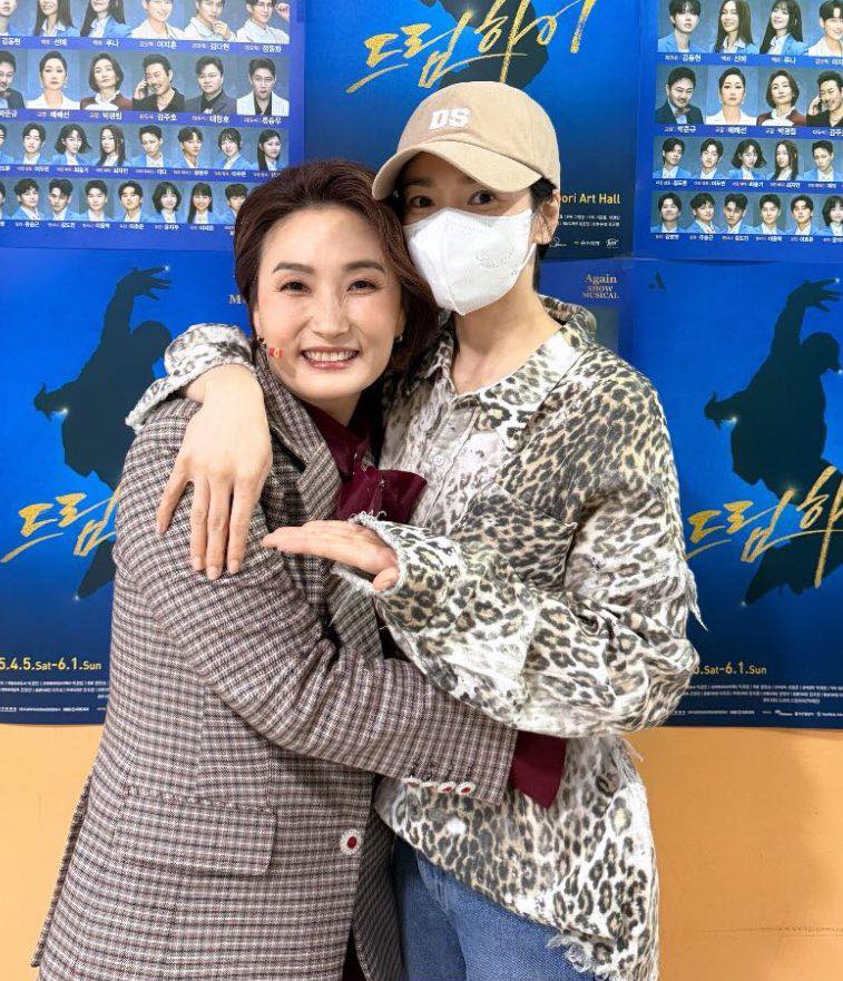 Song Hye Kyo và Jisoo cùng mê 1 kiểu sơ mi: Vừa dễ mặc còn "hak tuổi" trẻ trung- Ảnh 2. truc tiep bong da hom nay và Jisoo cùng mê 1 kiểu sơ mi: Vừa dễ mặc còn "hak tuổi" trẻ trung- Ảnh 2.