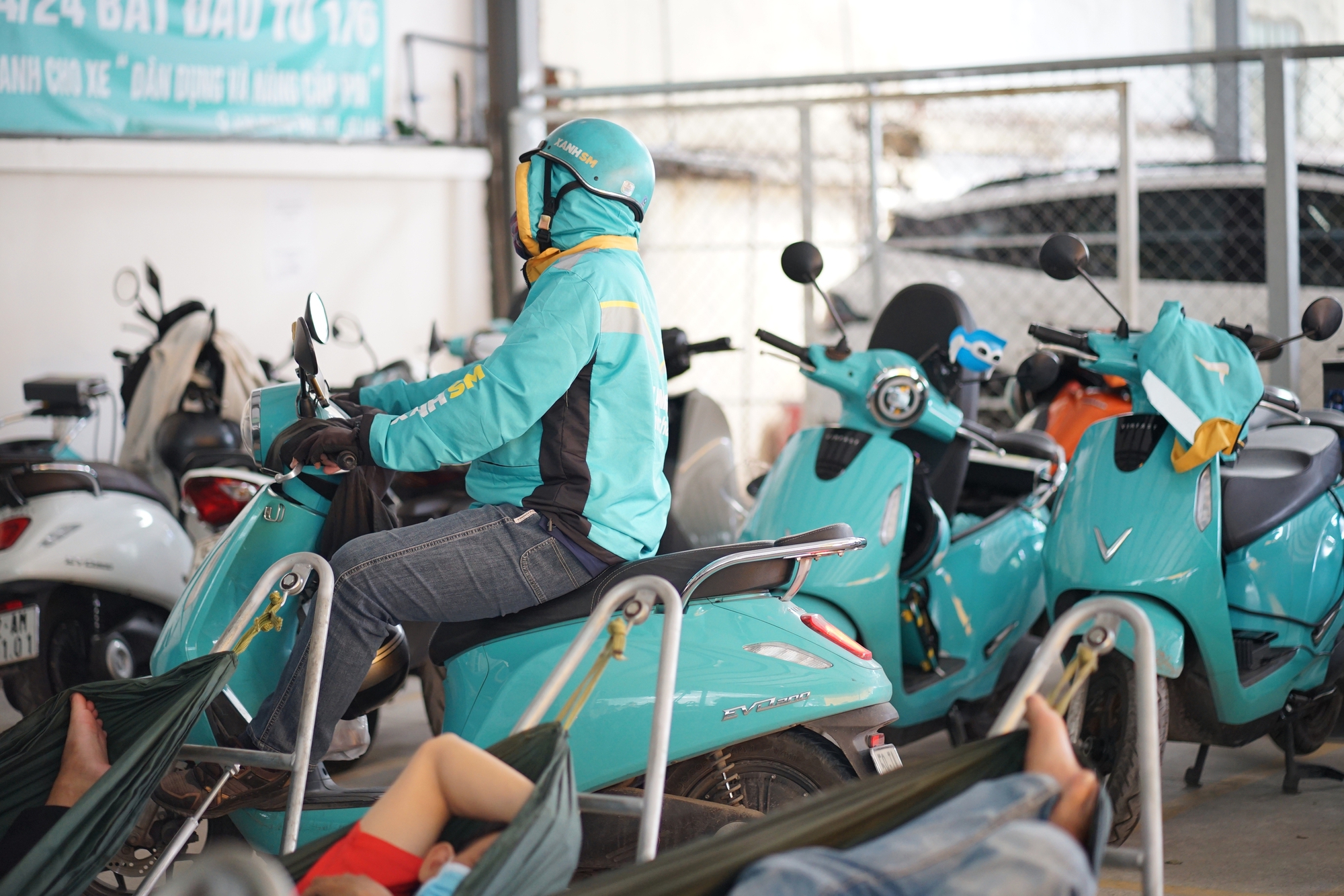 TP.HCM nở rộ trạm sạc xe điện cho tài xế công nghệ: Võng, nước mát, phòng lạnh đủ cả, chi phí chỉ từ nửa bát phở- Ảnh 3. TP.HCM nở rộ trạm sạc keo nha cai com truc tiep bong da điện cho tài xế công nghệ: Võng, nước mát, phòng lạnh đủ cả, chi phí chỉ từ nửa bát phở- Ảnh 3.