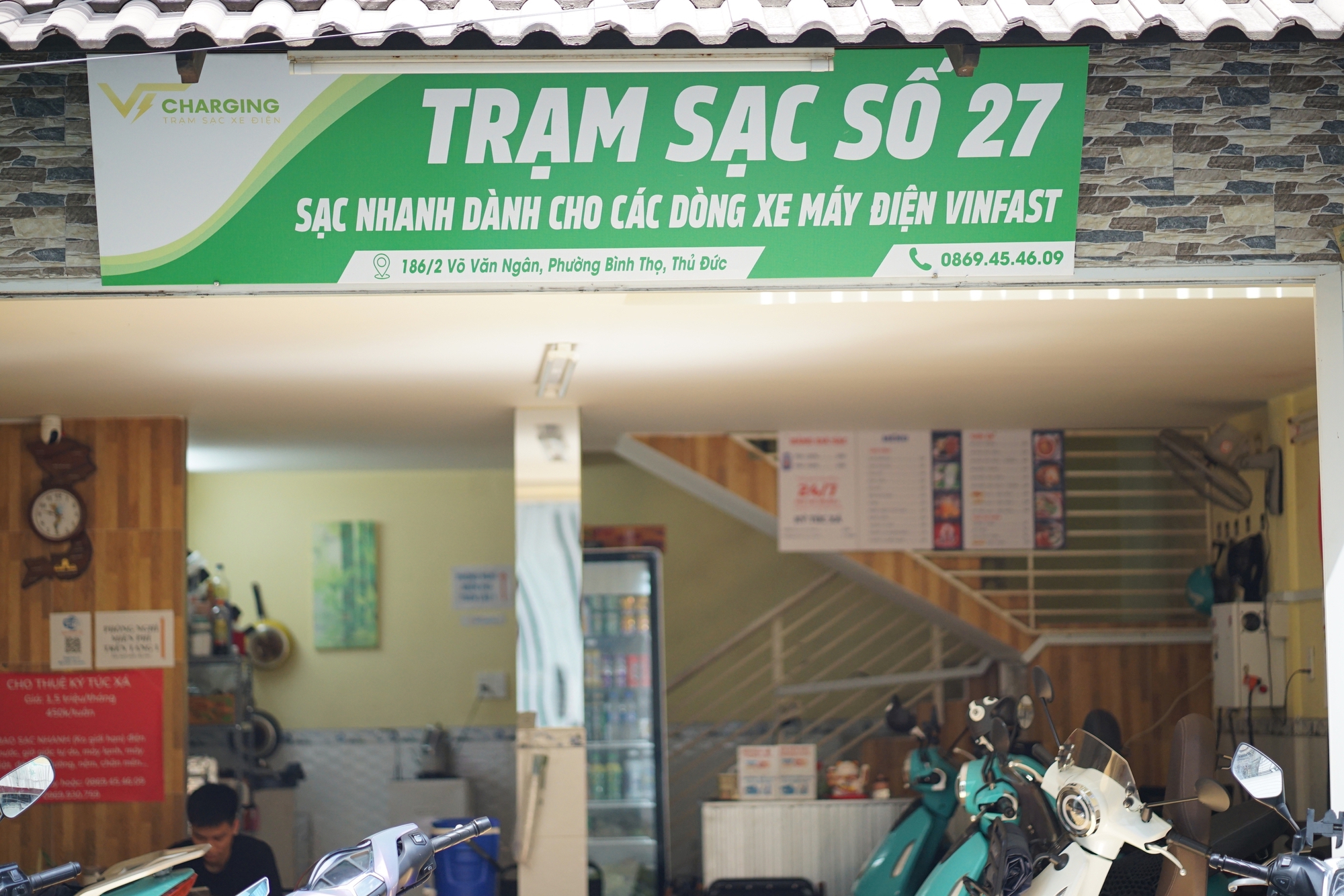TP.HCM nở rộ trạm sạc xe điện cho tài xế công nghệ: Võng, nước mát, phòng lạnh đủ cả, chi phí chỉ từ nửa bát phở- Ảnh 1. TP.HCM nở rộ trạm sạc keo nha cai com truc tiep bong da điện cho tài xế công nghệ: Võng, nước mát, phòng lạnh đủ cả, chi phí chỉ từ nửa bát phở- Ảnh 1.