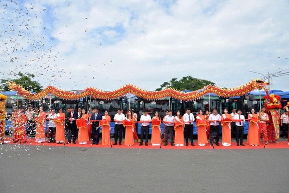 TP. Hồ Chí Minh đưa vào vận hành 35 tuyến xe buýt có trợ giá: Bước tiến lớn trong phát triển giao thông xanh- Ảnh 1. TP. Hồ Chí Minh đưa vào vận hành 35 tuyến xe buýt có trợ giá: Bước tiến lớn trong phát triển giao thông xanh- Ảnh 1.